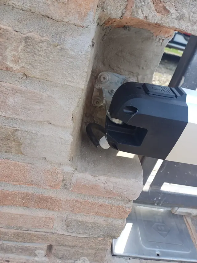 Attacco posteriore dell'attuatore nella nicchia del pilastro