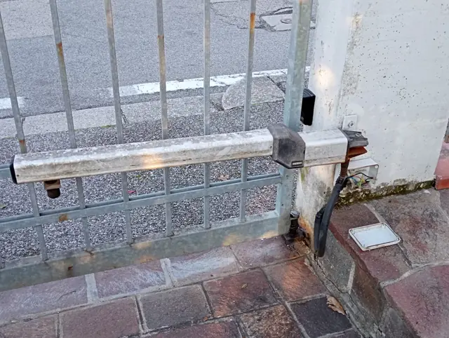 Attuatore lineare su cancello zincato a battente