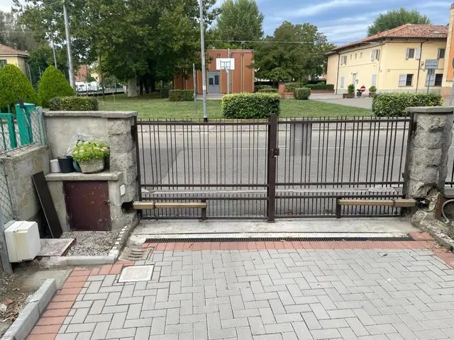 Cancello a doppia anta automatizzato su ingresso carrabile