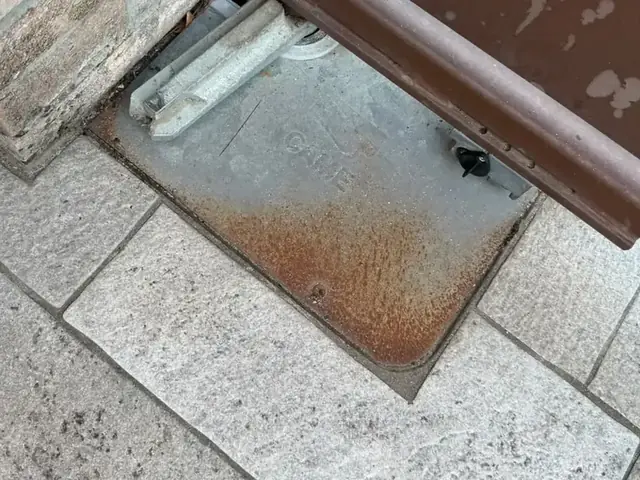 Coperchio ossidato della cassa di un motore interrato