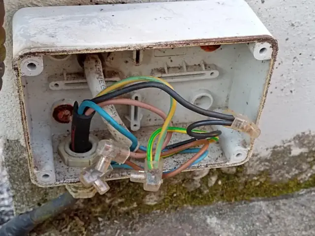 Cassetta di derivazione aperta con i collegamenti di un cancello automatico