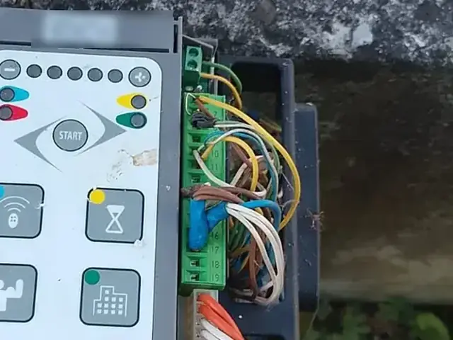 Centrale di comando aperta con cablaggi su morsettiera