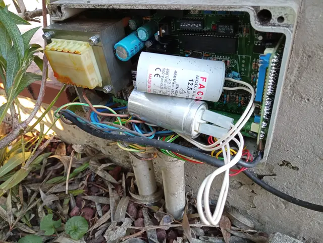 Centralina di un cancello automatico aperta con trasformatore e condensatori