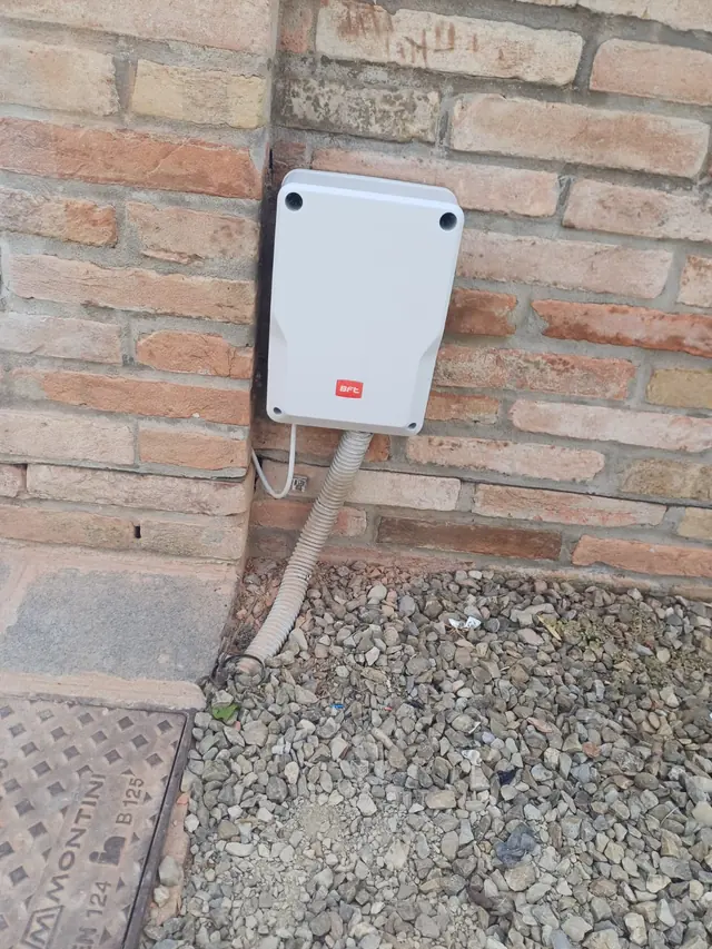 Centralina di comando del cancello installata sul muro in mattoni
