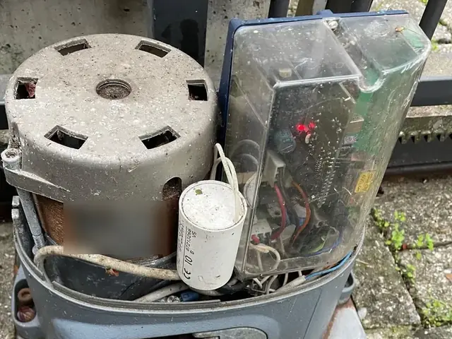 Motore interrato smontato con condensatore e scheda di comando
