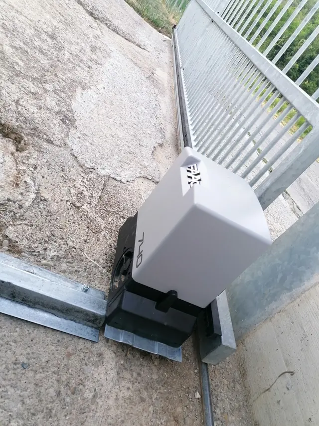Motoriduttore di un cancello scorrevole con la cremagliera fissata all'anta