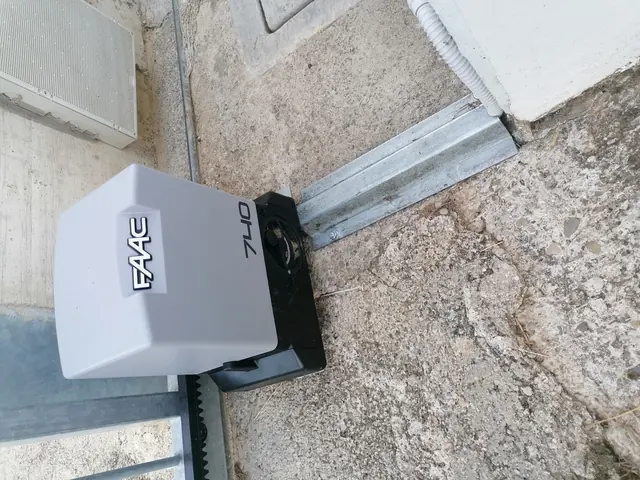 Motoriduttore per cancello scorrevole appena installato sulla piastra di fondazione