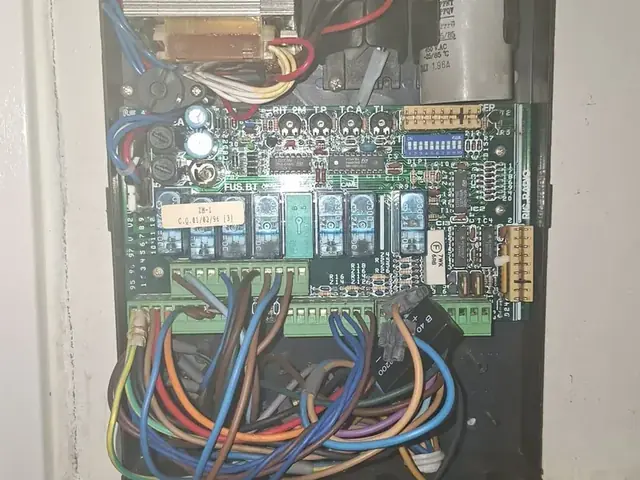 Quadro di comando aperto con scheda elettronica e morsettiere cablate